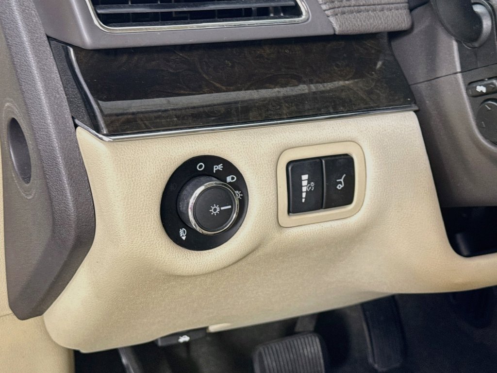 Used 2019 Lincoln MKT AWD image 11