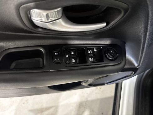 Used 2023 Jeep Renegade Altitude AWD/4WD image 18