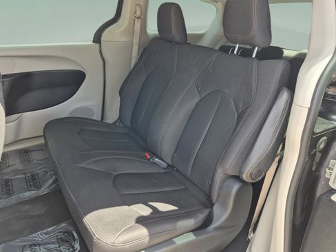 Used 2018 Chrysler Pacifica L FWD image 15