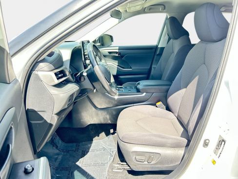 Used 2022 Toyota Highlander LE FWD image 11