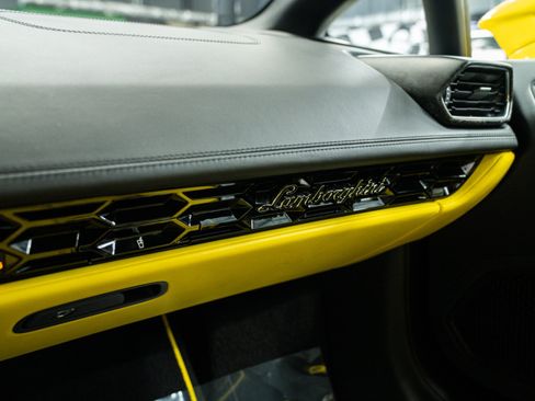 Used 2021 Lamborghini Huracan EVO RWD image 32