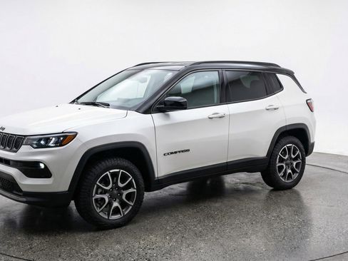 Used 2025 Jeep Compass Trailhawk AWD/4WD image 3