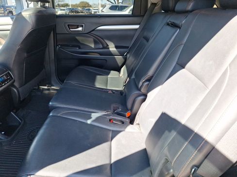 Used 2017 Toyota Highlander XLE image 30