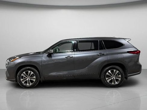 Used 2020 Toyota Highlander XLE AWD/4WD image 9
