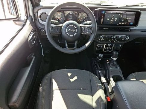 Used 2025 Jeep Wrangler Unlimited Sport AWD/4WD image 11