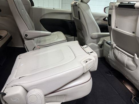 Used 2017 Chrysler Pacifica Limited image 41