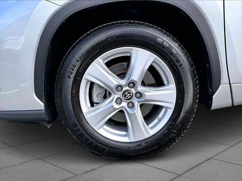 Used 2025 Toyota Highlander LE image 11