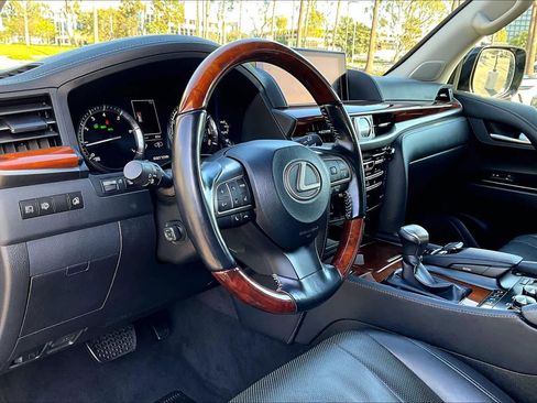 Used 2019 Lexus LX 570 4WD image 17