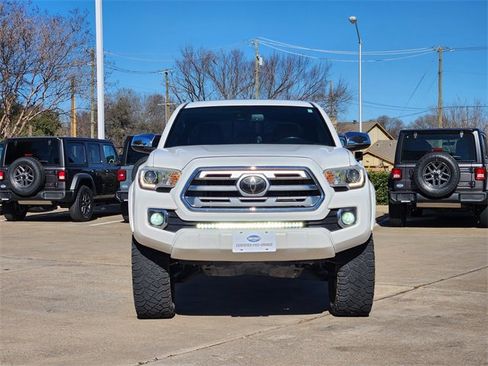 Used 2018 Toyota Tacoma Limited image 2