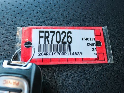 Used 2024 Chrysler Pacifica Limited FWD image 29