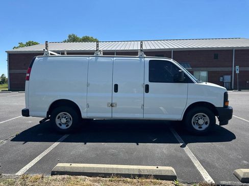 Used 2017 Chevrolet Express 2500 RWD image 3