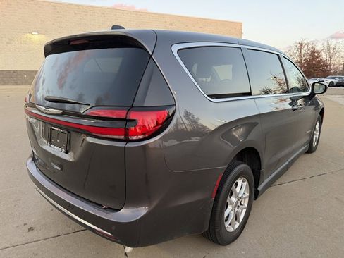 Used 2023 Chrysler Pacifica Touring-L image 5