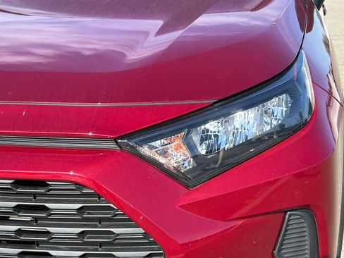 Used 2022 Toyota RAV4 LE FWD image 11