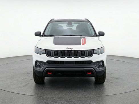 Used 2025 Jeep Compass Trailhawk AWD/4WD image 2