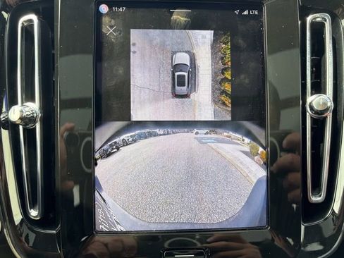 Used 2025 Volvo XC40 B5 Plus image 28