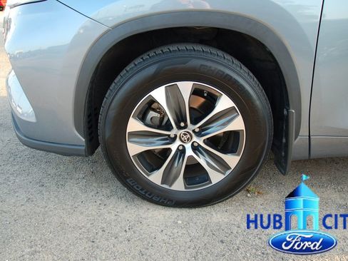 Used 2022 Toyota Highlander XLE FWD image 9
