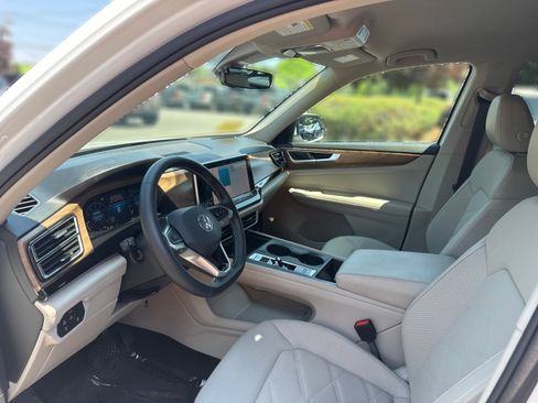 Used 2024 Volkswagen Atlas SE AWD/4WD image 11