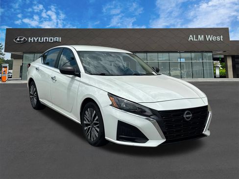 Used 2025 Nissan Altima 2.5 SV FWD image 3