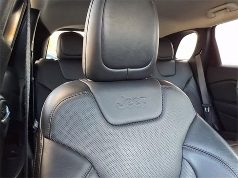 Used 2019 Jeep Cherokee Limited image 16