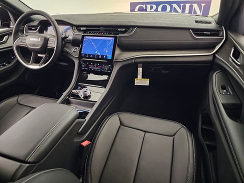 New 2025 Jeep Grand Cherokee Limited w/ Luxury Tech Group II image 17