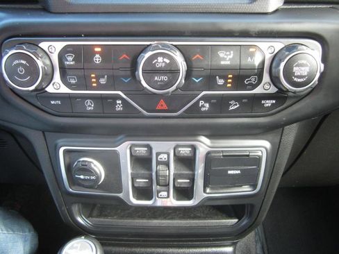 Used 2018 Jeep Wrangler Unlimited Sahara image 42