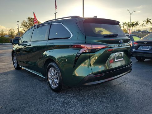 Used 2022 Toyota Sienna XLE image 8
