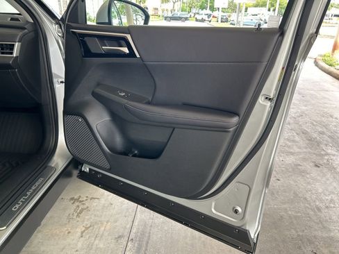 Used 2026 Mitsubishi Outlander SE image 25