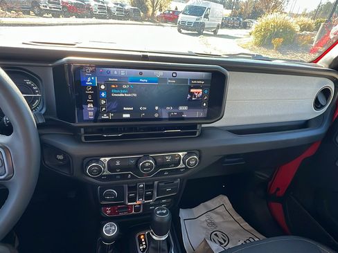 Used 2025 Jeep Wrangler Willys image 32