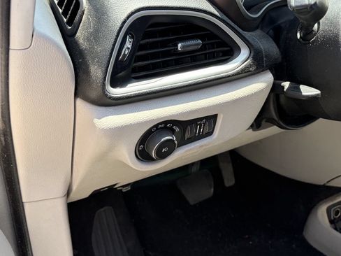 Used 2017 Chrysler Pacifica Touring-L FWD image 8