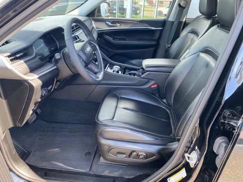 Used 2023 Jeep Grand Cherokee Limited w/ Black Appearance Package AWD/4WD image 36