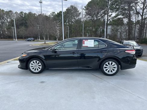 Used 2020 Toyota Camry LE image 7