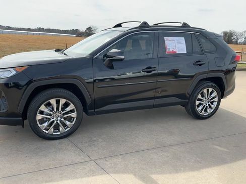 Used 2021 Toyota RAV4 XLE Premium image 5