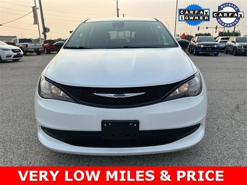 Used 2024 Chrysler Voyager LX image 9