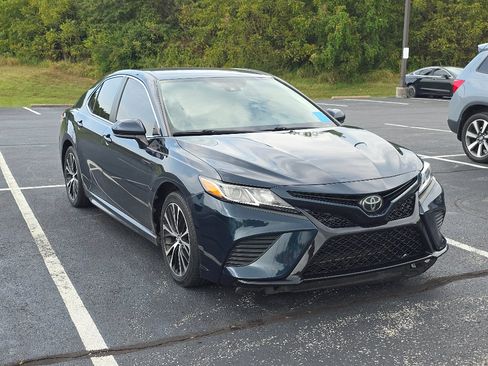 Used 2020 Toyota Camry SE FWD image 4