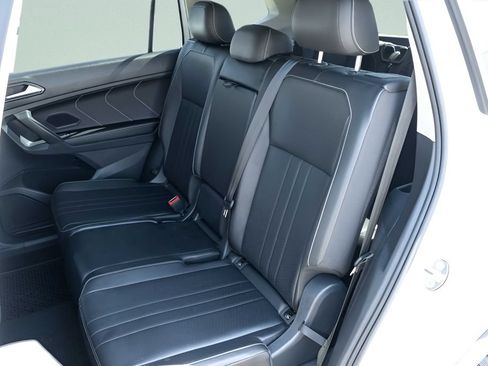 Used 2022 Volkswagen Tiguan SE w/ Panoramic Sunroof Package FWD image 12