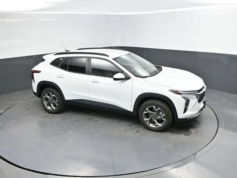 Used 2025 Chevrolet Trax LT FWD image 35