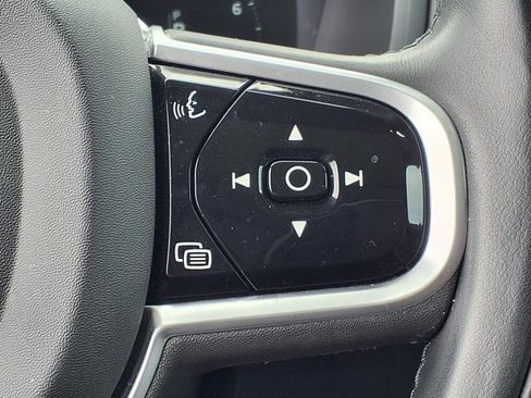 Used 2022 Volvo XC90 T6 Momentum image 11