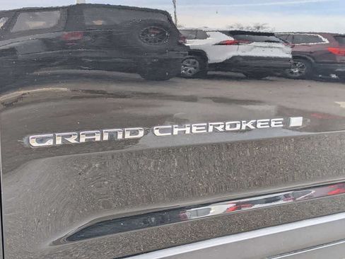 Used 2023 Jeep Grand Cherokee Laredo AWD/4WD image 12