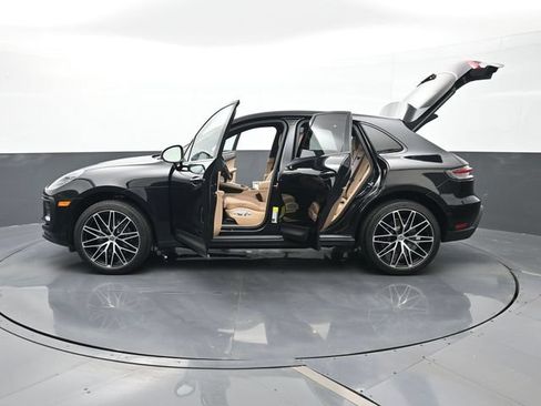 Certified 2025 Porsche Macan AWD/4WD image 28