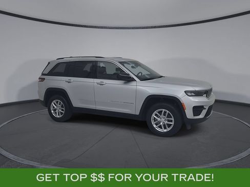 Used 2023 Jeep Grand Cherokee Laredo AWD/4WD image 2
