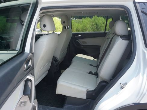 Used 2018 Volkswagen Tiguan SE w/ Panoramic Sunroof Package FWD image 13
