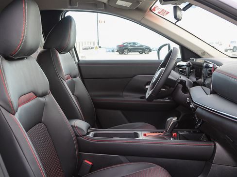 Used 2025 Nissan Kicks SR AWD/4WD image 40