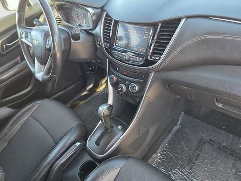 Used 2022 Chevrolet Trax LT w/ LT Convenience Package image 32