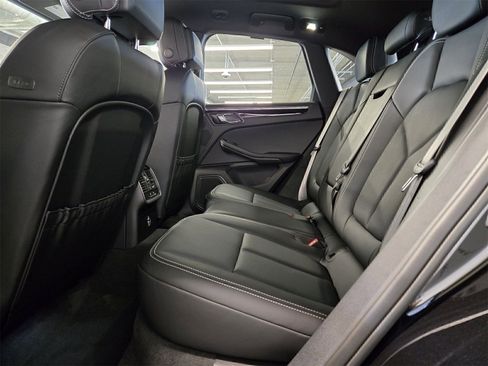 Used 2025 Porsche Macan image 17