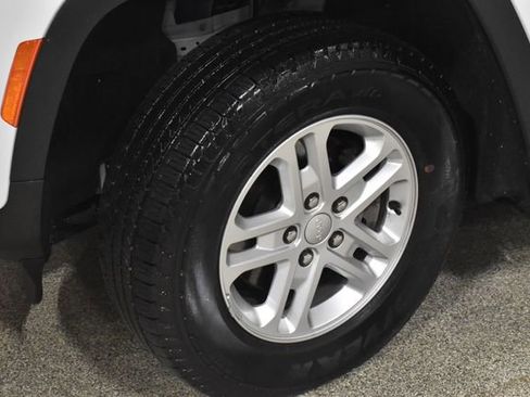 Certified 2023 Jeep Grand Cherokee Laredo image 11