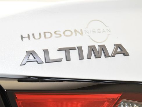 Used 2025 Nissan Altima 2.5 SR FWD image 9