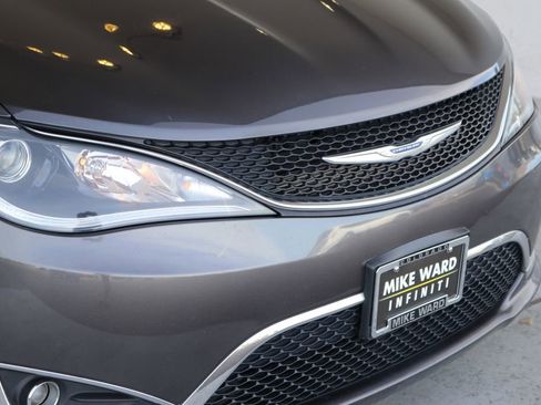 Used 2020 Chrysler Pacifica Touring-L image 12