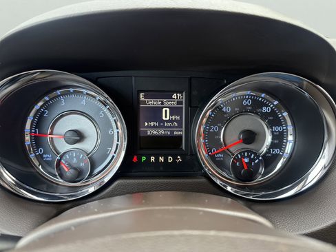 Used 2016 Chrysler Town & Country Touring image 21