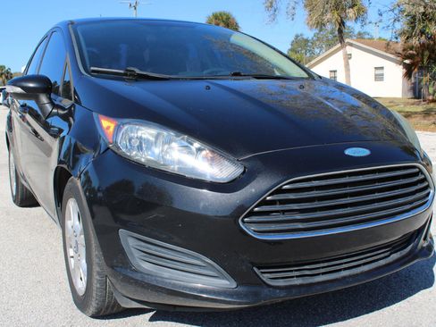 Used 2015 Ford Fiesta SE image 2