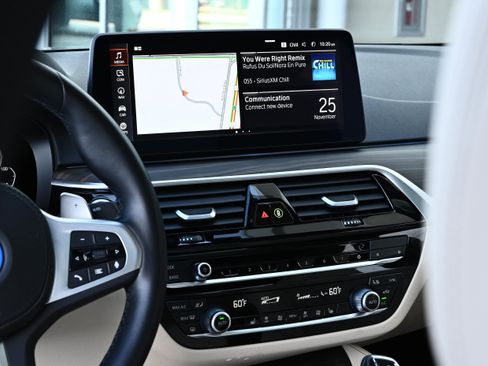 Certified 2022 BMW 530e w/ Premium Package image 23